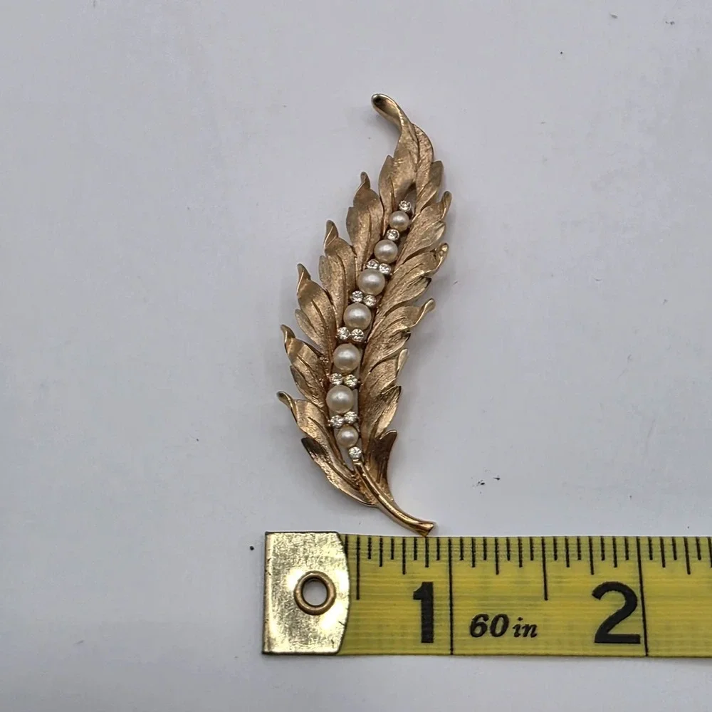 Crown Trifari Leaf Brooch Faux Pearls‎ Rhinestones Gold Tone Vintage Detailed